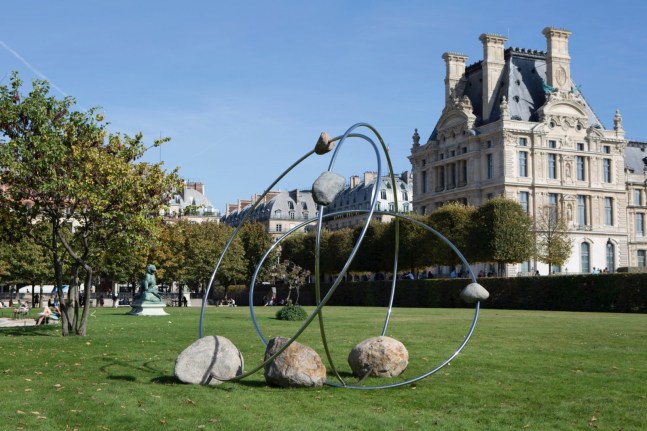Alicja Kwade,&amp;nbsp;REVOLUTION (Gravitas), 2018

Installation view: Jardin des Tuileries, Paris

stainless steel, stone

&amp;nbsp;
