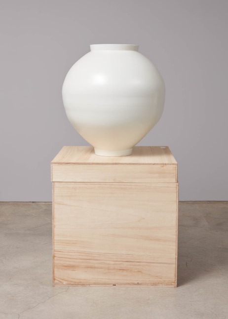 Minsoo Kang (b. 1972)
201809-6, 2018
White porcelain, firewood kiln
25 1/2 x 24 5/8 inches
64.7 x 62.5 cm