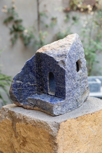 Diego P&amp;eacute;rez

Casa troglodita azul, 2022

Sodalite stone

25 x 20 x 28 cm
9 27/32 x 7 7/8 x 11 1/32 in

Unique