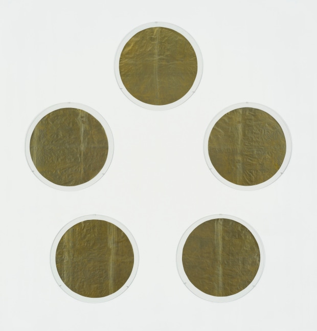 James Lee Byars

&amp;ldquo;Five Points Make a Man&amp;rdquo;, 1993

Gold Japanese paper

Five parts, diameter each:

19 3/4 inches

50 cm

JBZ 224