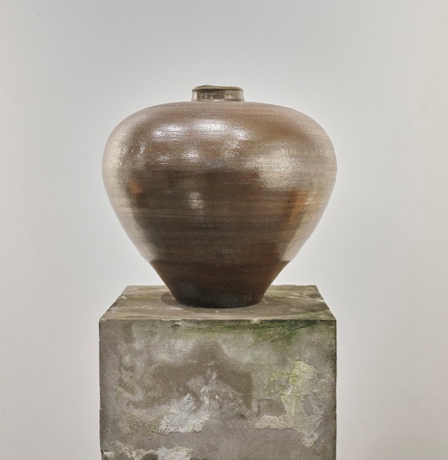 Theaster Gates
Plinth and Shoulder
2020
High fired stoneware with glaze, reclaimed pine
Artwork Dimensions:
20 x 22 x 22 inches (50.8 x 55.9 x 55.9 cm)
Plinth Dimensions:
5 1/4 x 36 x 19 inches (13.3 x 91.4 x 48.3 cm)
$225,000

DOUBLE CLICK IMAGE FOR MORE VIEWS