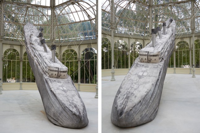 monumento, 2016
lona de algod&amp;oacute;n, espuma de etanol, herrer&amp;iacute;a, hilo de algod&amp;oacute;n, hilo de henequ&amp;eacute;n, madera, tornillos y arandelas, tinta, crayon de transferencia de plotter
1300 x 150 x 335 cm
vista de instalaci&amp;oacute;n de el cohete y el abismo, palacio de cristal, museo nacional centro de arte reina sof&amp;iacute;a, madrid, 2016