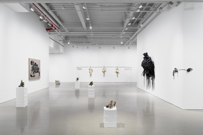 vista de instalaci&amp;oacute;n de b&amp;aacute;rbara s&amp;aacute;nchez-kane: new lexicons for embodiment en kurimanzutto nueva york, 2023. foto: dan bradica