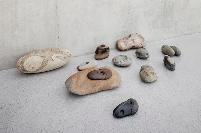 vista de instalaci&amp;oacute;n de natural motion en el kunsthaus bregenz,&amp;nbsp;austria, 2013

piedras de r&amp;iacute;o&amp;nbsp;talladas provenientes de la costa de guerrero, m&amp;eacute;xico

dimensiones variables