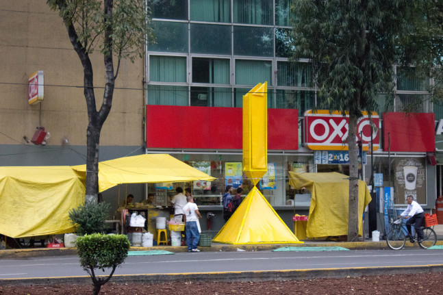 obelisco roto para mercados ambulantes (amarillo), 2015

acero, lona pl&amp;aacute;stica, cuerda

499 x 212 x 212 cm

&amp;nbsp;

&amp;nbsp;