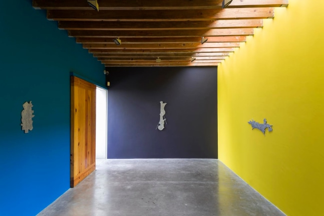 	todo bosque locamente enamorado de la luna tiene una autopista que lo cruza de un lado a otro, kurimanzutto, ciudad de m&amp;eacute;xico, 2016