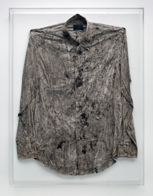 le lesson d&amp;#39;anatomie no. 4, 1996

camiseta de algod&amp;oacute;n, cabello del artista, barro, camisa de algod&amp;oacute;n, tierra, pegamento blanco

75 x 67 x 3 cm

&amp;nbsp;