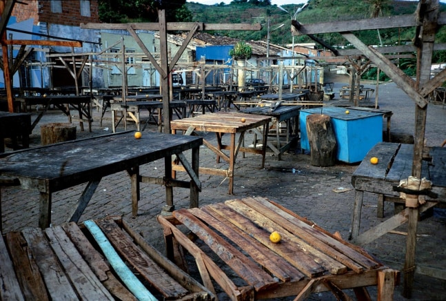 	turista maluco, 1991	impresi&amp;oacute;n cromog&amp;eacute;nica a color	40.6 x 50.8 cm	parte de nuevas fotograf&amp;iacute;as, kurimanzutto, ciudad de m&amp;eacute;xico, 2002