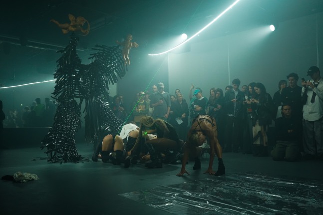 performance young boy s&amp;aacute;nchez-kane, dover street market paris, octubre 2024. foto: oriane robaldo