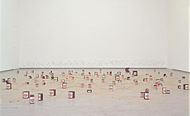carta blanca, 1999

latas oxidadas, etiquetas de cerveza y arena

dimesiones variables

vista de instalaci&amp;oacute;n de&amp;nbsp;no. 91: gabriel orozco, portikus,&amp;nbsp;frankfurt, 1999