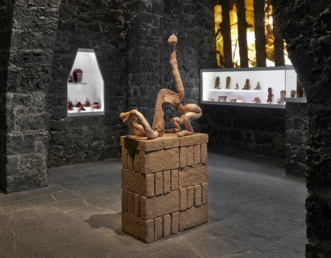 maradona, 2012
alambre de aluminio cubierto con cinta adhesiva, algod&amp;oacute;n natural, medias de lycra, ladrillos de adobe
109 x 95 x 45 cm

&amp;nbsp;

&amp;nbsp;