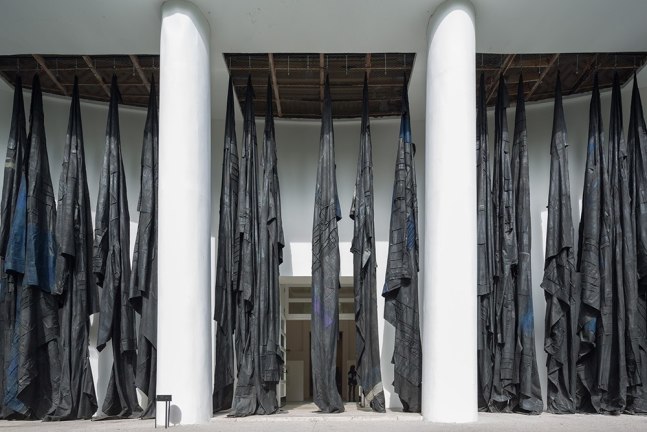 vista de instalaci&amp;oacute;n oscar murillo:&amp;nbsp;all the world&amp;#39;s futures, 56th venice biennale, italia,&amp;nbsp;2015. foto: maris mezulis


&amp;nbsp;
