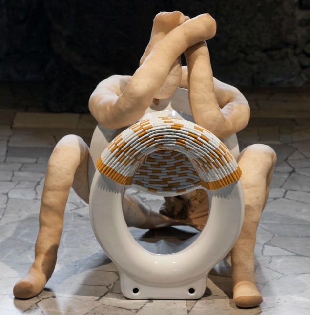 comunista, 2012
escusado de concreto, alambre de aluminio cubierto con cinta adhesiva, algod&amp;oacute;n natural, medias de lycra, ladrillos de adobe
73 x 45 x 70 cm

&amp;nbsp;

&amp;nbsp;