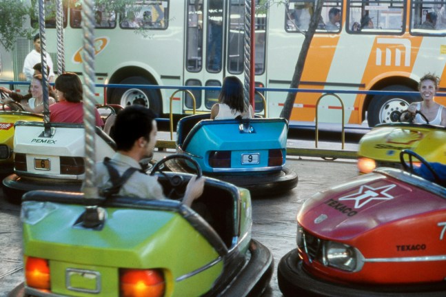 dodgem, 2002
documentaci&amp;oacute;n de una intervenci&amp;oacute;n p&amp;uacute;blica en donde la artista coloca etiquetas de&amp;nbsp; compa&amp;ntilde;&amp;iacute;as petroleras en los go-cars de una feria infantil de la ciudad de m&amp;eacute;xico

&amp;nbsp;

&amp;nbsp;


&amp;nbsp;

&amp;nbsp;
