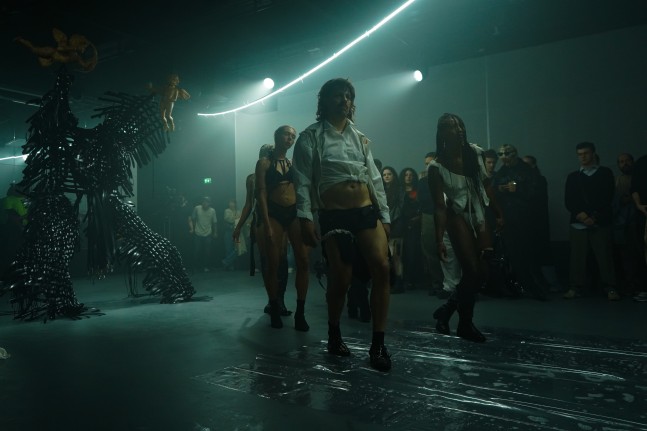 performance young boy s&amp;aacute;nchez-kane, dover street market paris, octubre 2024. foto: oriane robaldo