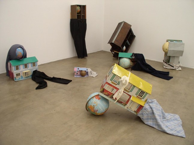 inmobiliaria soci&amp;oacute;pata, 2004

casas de mu&amp;ntilde;ecas, ropa, globos terr&amp;aacute;queos

dimensiones variables

&amp;nbsp;

&amp;nbsp;