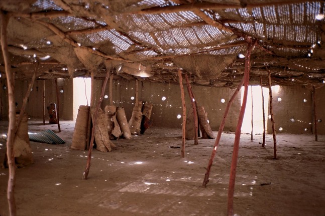 	percepción total, 2002	impresi&amp;oacute;n sobre papel fuji crystal	85.73 x 118.75 cm	parte de nuevas fotograf&amp;iacute;as, kurimanzutto, ciudad de m&amp;eacute;xico, 2002