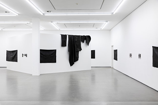 vista de instalaci&amp;oacute;n oscar murillo: horizontal darkness in search of solidarity, kunstverein hamburg, 2019. foto: fred dott. cortes&amp;iacute; del artista y kunstverein en hamburgo


&amp;nbsp;
