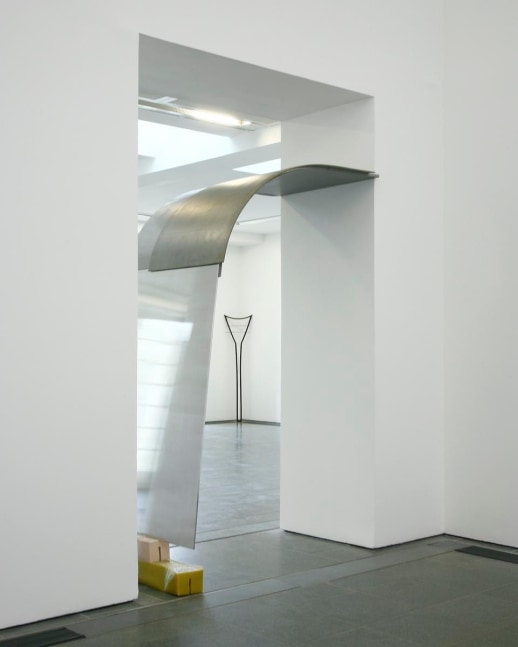 londoner türsteher (london bouncer),&amp;nbsp;2010
polished aluminium, rubber

&amp;nbsp;

86.61 x 43.41 x 25.59 in.

&amp;nbsp;