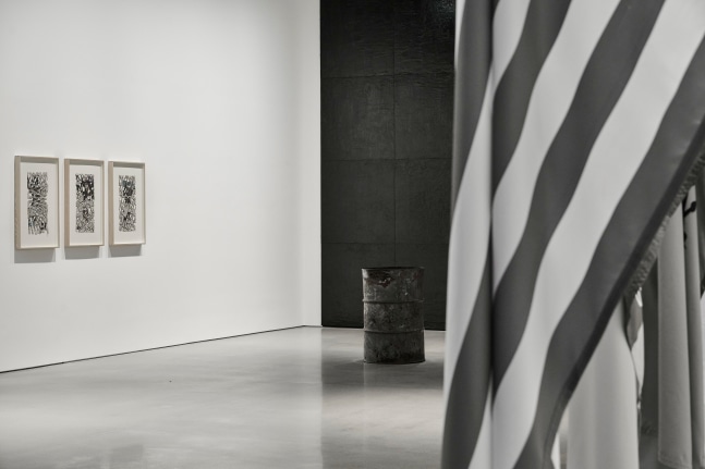 vista de instalaci&amp;oacute;n &amp;iquest;por qu&amp;eacute; el socialismo? por albert einstein, curadur&amp;iacute;a de gabriel orozco, kurimanzutto nueva york, 2025. foto: zach hyman