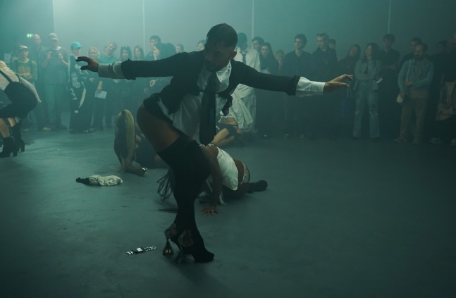 performance young boy s&amp;aacute;nchez-kane, dover street market paris, octubre 2024. foto: oriane robaldo