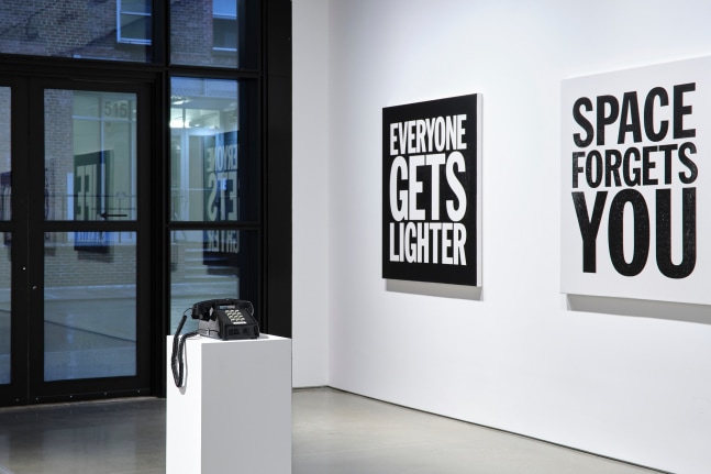 vista de instalaci&amp;oacute;n de&amp;nbsp;john giorno: jasmine burn, kurimanzutto nueva york, 2024. foto: zach hyman&amp;nbsp;