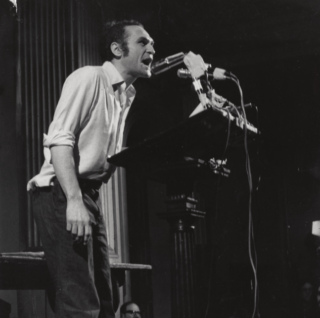 john giorno leyendo en st. mark&amp;#39;s church. nueva york, abril 28, 1974. foto: gianfranco mantegna