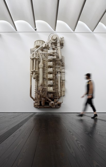 manifest, 2020. guano de murci&amp;eacute;lago y p&amp;aacute;jaro
vista de instalaci&amp;oacute;n de&amp;nbsp;allora &amp;amp; calzadilla: specters of noon, menil collection, 2020-2021