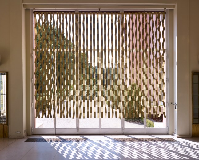 the sensation of being outdoors, 2008
diamond-shaped mesh, black rope, brass tubes
installation view of&amp;nbsp;casa, modo de usar,&amp;nbsp;serralves museum, porto, portugal, 2011

&amp;nbsp;
