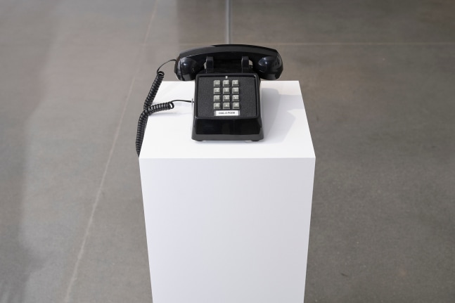 vista de instalaci&amp;oacute;n de&amp;nbsp;john giorno: jasmine burn, kurimanzutto nueva york, 2024. foto: zach hyman&amp;nbsp;