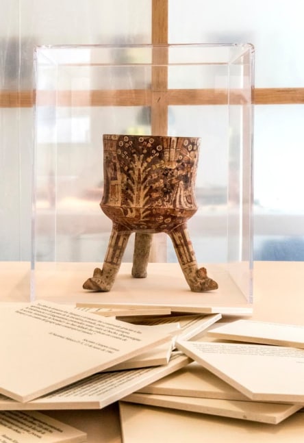 tres ejemplos de reproducci&amp;oacute;n cultural, 2013

instalaci&amp;oacute;n multimedia. pieza mixteca del museo tamayo en oaxaca, c&amp;eacute;dulas con informaci&amp;oacute;n variada

dimensiones variables

&amp;nbsp;

&amp;nbsp;