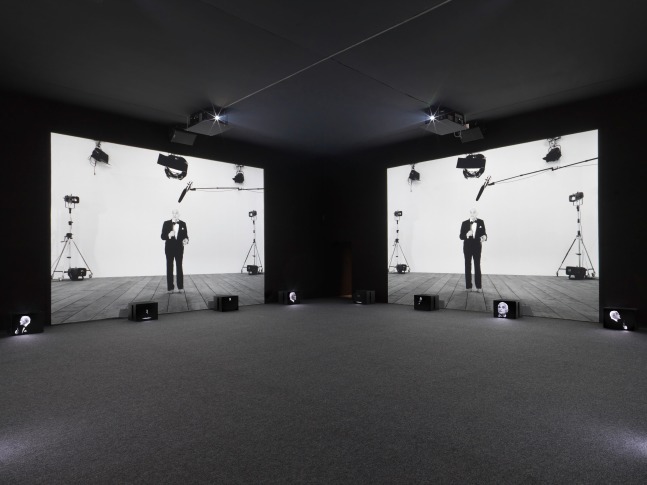 vista de instalaci&amp;oacute;n de&amp;nbsp;ugo rondinone: i &amp;hearts; john giorno en palais de tokyo, par&amp;iacute;s, 2015