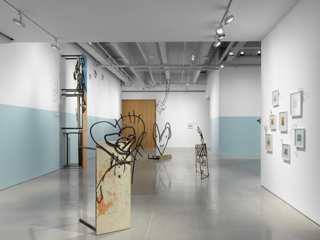 vista de instalaci&amp;oacute;n&amp;nbsp;petrit halilaj: abetare (noisy classroom), kurimanzutto nueva york, 2024. foto: dan bradica