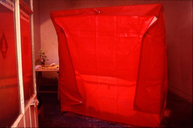 	sleeping on the roof, carlos b. zetina 127, ciudad de m&amp;eacute;xico, 2002