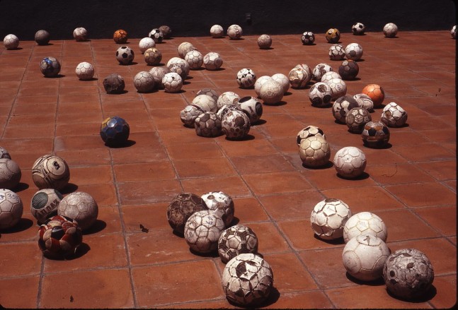 balones acelerados, 2005

250 balones intervenidos

dimensiones variables

&amp;nbsp;