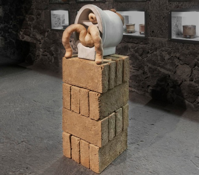 sheela na gig, 2012
escusado de concreto, alambre de aluminio cubierto con cinta adhesiva, algod&amp;oacute;n natural, medias de lycra, ladrillos de adobe
48 x 58 x 42 cm

&amp;nbsp;

&amp;nbsp;