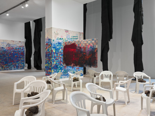 vista de instalaci&amp;oacute;n oscar murillo: esp&amp;iacute;ritus en el pantano, marco. museo de arte contempor&amp;aacute;neo de monterrey, m&amp;eacute;xico, 2025. cortes&amp;iacute;a museo marco