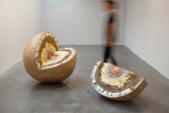 esquema del mundo: estratigraf&amp;iacute;as, 2014

espuma de poliuretano, bamb&amp;uacute;, papel de seda, peri&amp;oacute;dico, papel kraft, cart&amp;oacute;n, sisal, espuma de poliestireno y adhesivo

100 x 110 x 101 cm, 55 x 105 x 75 cm