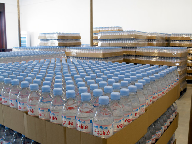 &amp;eacute;galit&amp;eacute;, 2004
pintura acr&amp;iacute;lica en la pared, 1,080 botellas de agua con etiqueta alterada

dimensiones variables

detalle