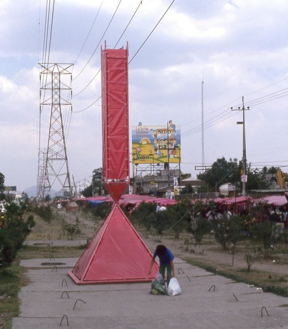 obelisco roto para mercados ambulantes, 1991-1993

acero, lona pl&amp;aacute;stica, cuerda

499 x 212 x 212 cm

&amp;nbsp;

&amp;nbsp;
