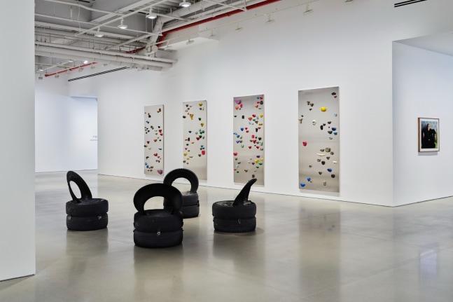 vista de instalaci&amp;oacute;n&amp;nbsp;miguel calder&amp;oacute;n: neur&amp;oacute;ticos an&amp;oacute;nimos, kurimanzutto nueva york, 2025. foto: zach hyman