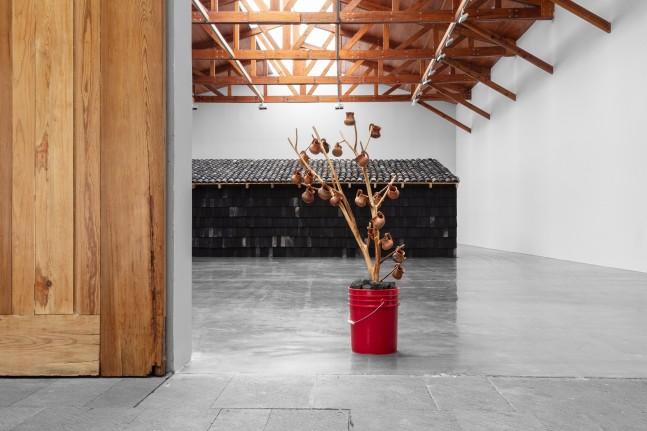 Rirkrit Tiravanija, instalation view of Mezcal vs. Pulque, kurimanzutto, Mexico City, 2022
photo: Gerardo Landa Rojano