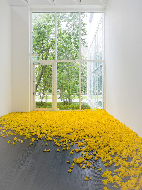 graft, 2019. cloruro de polivinilo reciclado y pintura
vista de instalaci&amp;oacute;n de&amp;nbsp;allora &amp;amp; calzadilla: specters of noon, menil collection, 2020-2021