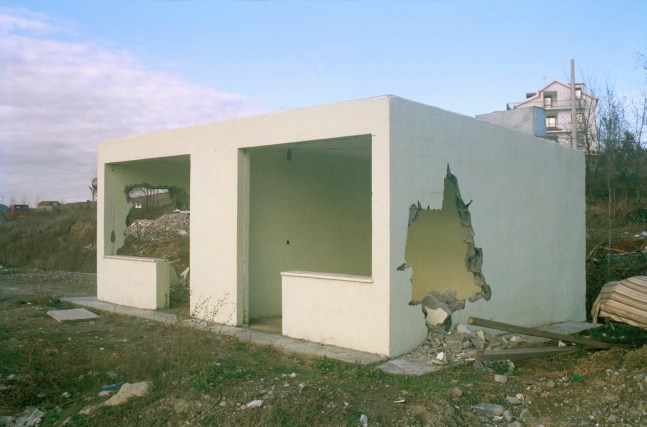 house with horizon, 2002
color photograph
43.1 x 61.3 in

&amp;nbsp;

&amp;nbsp;