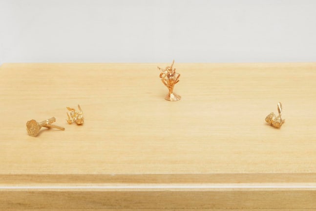 cera perdida, 2015

set de 3. abejas de oro de 18k en base de madera

18 x 24 x 18 cm instalada

&amp;nbsp;

&amp;nbsp;