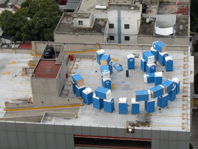stonehenge sanitario (vista de instalaci&amp;oacute;n), 2006

cabinas de ba&amp;ntilde;o port&amp;aacute;tiles

dimensiones variables

&amp;nbsp;

&amp;nbsp;
