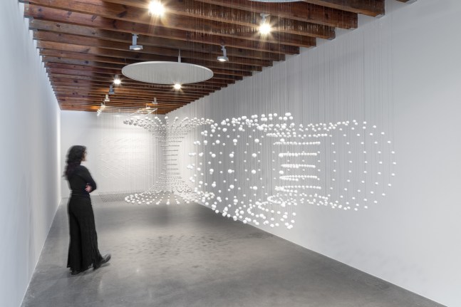 vista de instalaci&amp;oacute;n&amp;nbsp;dami&amp;aacute;n ortega: apuntes, kurimanzutto ciudad de m&amp;eacute;xico, 2025. foto:&amp;nbsp;gerardo landa / eduardo l&amp;oacute;pez (glr estudio)