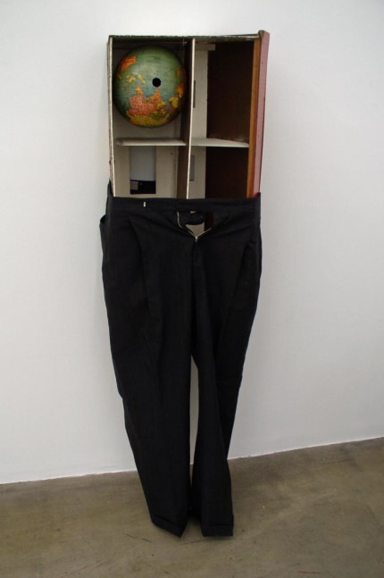 inmobiliaria soci&amp;oacute;pata, art&amp;iacute;culo 4, 2004

casa de mu&amp;ntilde;ecas, ropa, globo terr&amp;aacute;queo

80 x 50 x 45 cm

&amp;nbsp;

&amp;nbsp;