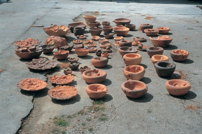 cazuelas (beginnings),&amp;nbsp;2002
71 ollas de terracota&amp;nbsp;

dimensiones variables

&amp;nbsp;

&amp;nbsp;