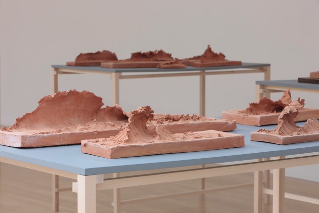 lava waves, 2016
set de 33,&amp;nbsp;piezas de arcilla de oaxaca, mexico
dimensiones variables
vista de instalaci&amp;oacute;n de damian ortega, the fruitmarket gallery, edimburgo, escocia, 2016